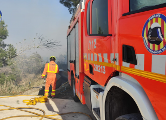 Un incendio forestal en Guadasséquies amenaza el pantano de Bellús