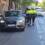 Comienza el control de vehículos privados que circulan o aparcan en el carril bus de Valencia