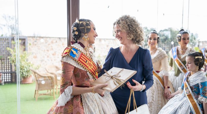 Santos Textil entrega las mantillas a las Falleras Mayores y sus Cortes de Honor