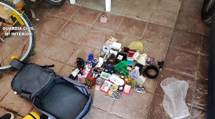 Detienen a un hombre por robar en una vivienda y huir por los tejados en Massarrotjos Mochila del autor de los hechos donde almacenaba las pertenencias sustraídas de la vivienda