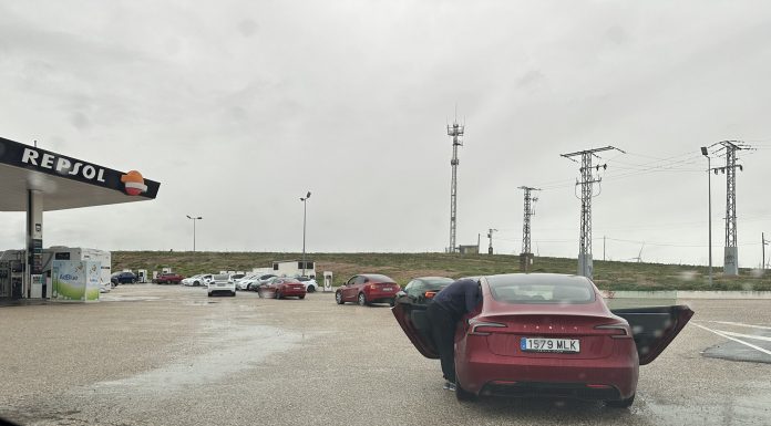 Colas de más de dos horas para cargar vehículos eléctricos