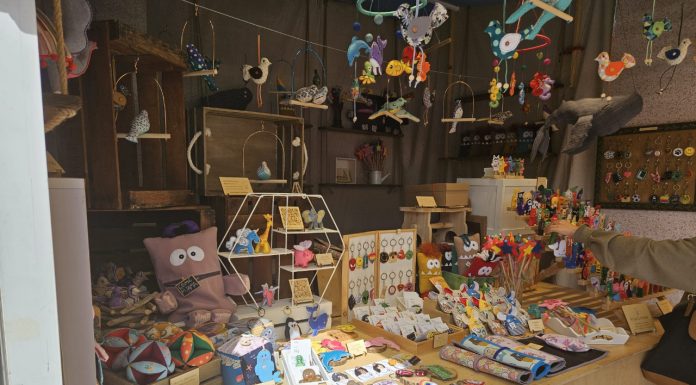 La plaza del Ayuntamiento acoge un mercadillo de artesanía