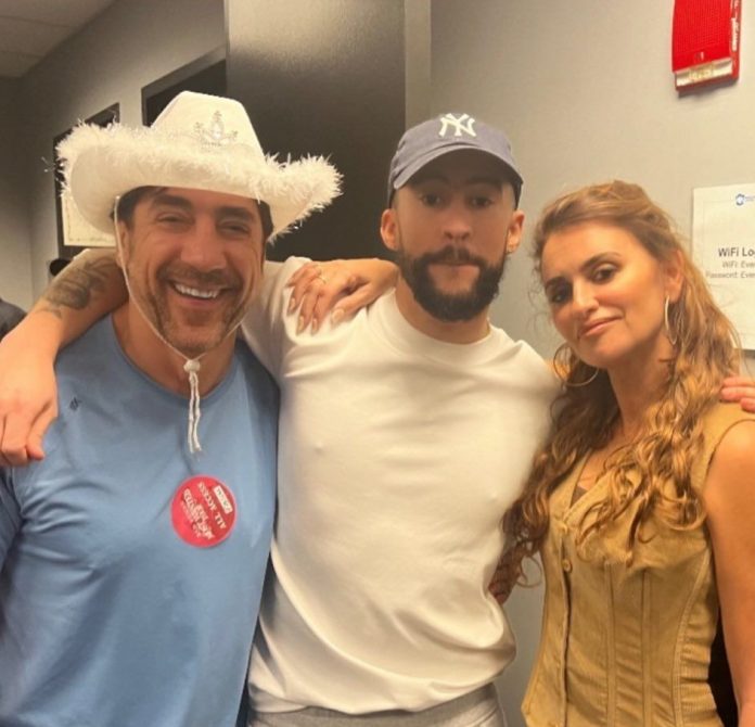 Penélope Cruz y Javier Bardem bailando en el concierto de Bad Bunny