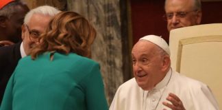 Catalá le regala un naranjo al Papa Francisco en su visita al Vaticano