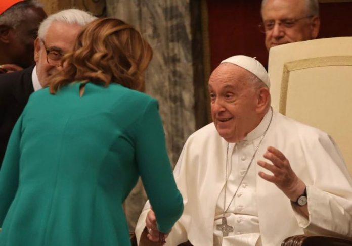 Catalá le regala un naranjo al Papa Francisco en su visita al Vaticano