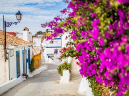 Un municipio valenciano destaca por sus casitas encaladas llenas de colores