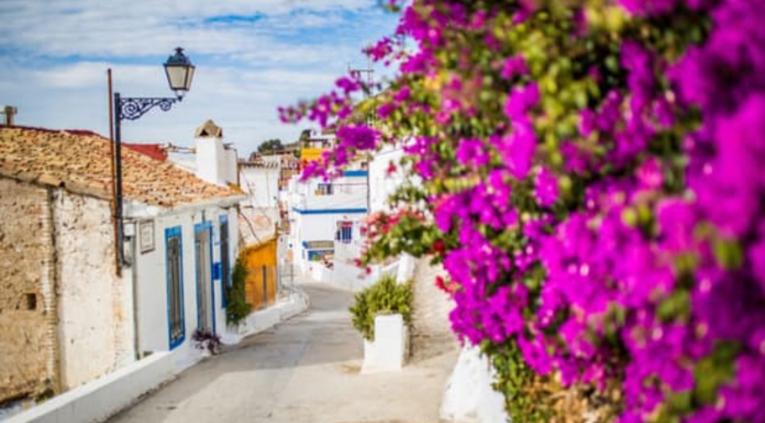 Un municipio valenciano destaca por sus casitas encaladas llenas de colores