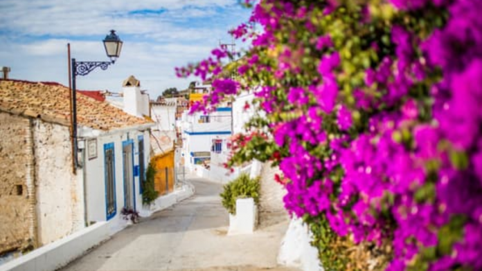 Un municipio valenciano destaca por sus casitas encaladas llenas de colores