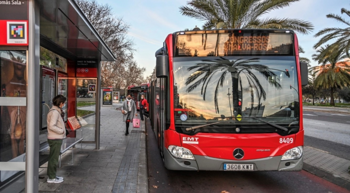 Una mujer da a luz a su bebé en un autobús de la EMT