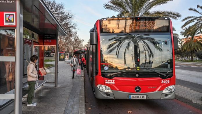 Una mujer da a luz a su bebé en un autobús de la EMT