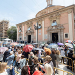 Devoción multitudinaria de centenares de valencianos en el Besamanos de la Mare de Déu