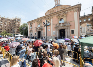 Devoción multitudinaria de centenares de valencianos en el Besamanos de la Mare de Déu