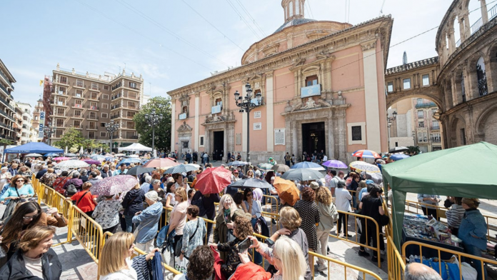 Devoción multitudinaria de centenares de valencianos en el Besamanos de la Mare de Déu