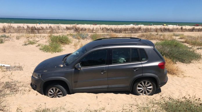 Un coche queda atrapado en la playa de El Saler tras robar en el antiguo Hotel Sidi Saler