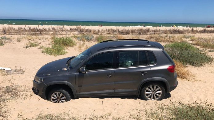 Un coche queda atrapado en la playa de El Saler tras robar en el antiguo Hotel Sidi Saler