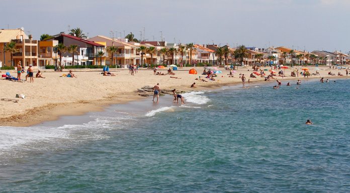 Veïns i turistes a la platja de Puçol a l'estiu. / SERGI MAESTRO