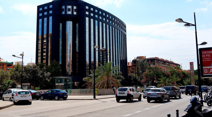 Atropellan intencionadamente a dos ocupantes de una motocicleta en la avenida de Aragón Preocupación en la avenida de Aragón por una ola de robos en coches