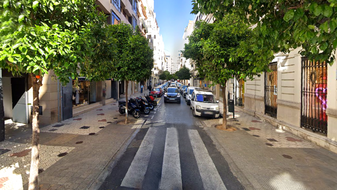 La calle Jorge Juan que sueñan los vecinos del Ensanche: aceras más anchas y sin aparcamiento