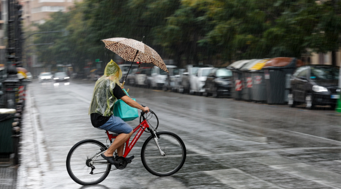 Una tromba de agua descarga sobre Valencia Una tromba de agua descarga sobre Valencia