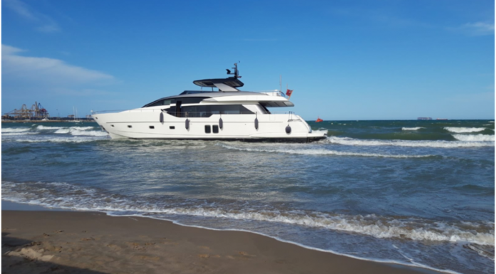 El yate encallado en la playa de Pinedo sorprende a los bañistas y sigue sin opción de remolque Yate varado en la playa de Pinedo.