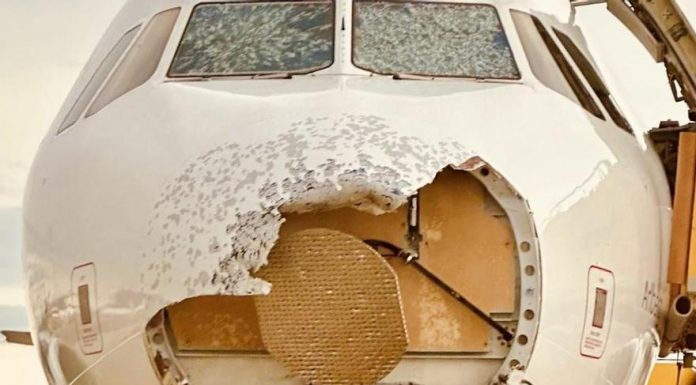 Así ha quedado un avión tras una intensa granizada