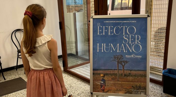 El tierno gesto de una niña valenciana al renunciar a sus regalos de Comunión para donarlos Una niña valenciana dona sus regalos de Primera Comunión