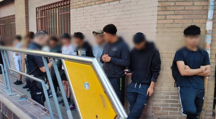 Una pelea entre bandas junto al metro de Jesús deja a 12 menores detenidos La Policía detiene a 12 adolescentes en un pelea de bandas