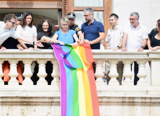 VÍDEO | El forcejeo de Compromís con la Policía al intentar colgar la bandera LGTBI en el Ayuntamiento