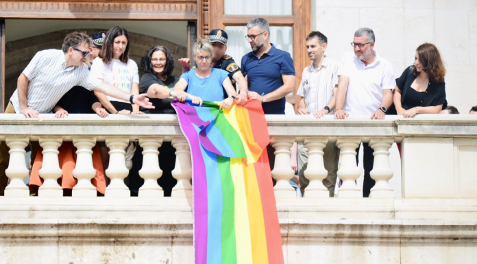 VÍDEO | El forcejeo de Compromís con la Policía al intentar colgar la bandera LGTBI en el Ayuntamiento