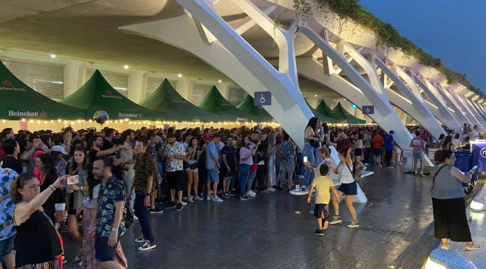 Vídeos: La lluvia obliga a suspender el Festival de Les Arts