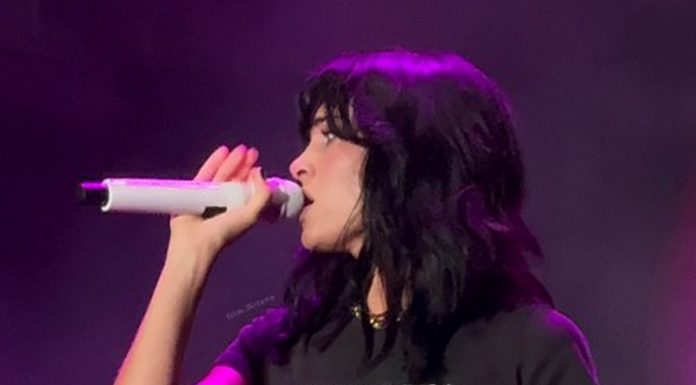 Aitana viste una camiseta donde dice que le gusta la paella valenciana