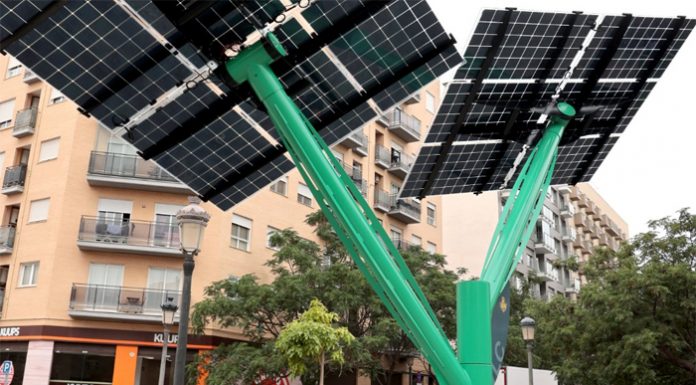 Cuatro árboles fotovoltaicos cargan móviles en varias calles de Valencia