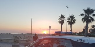 Un policía de vacaciones salva la vida a un anciano cuando se ahogaba en una playa de Gandía