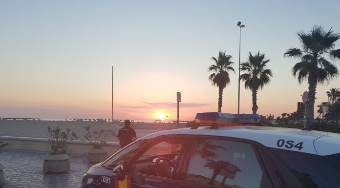 Un policía de vacaciones salva la vida a un anciano cuando se ahogaba en una playa de Gandía Un policía de vacaciones salva la vida a un anciano cuando se ahogaba en una playa de Gandía