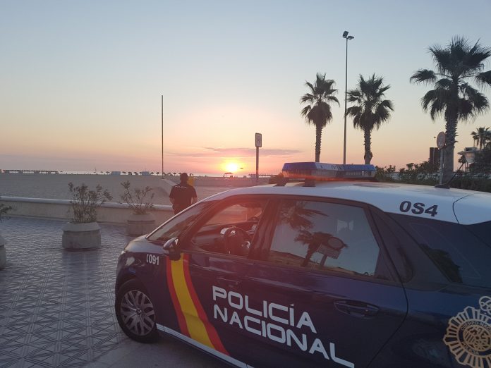 Un policía de vacaciones salva la vida a un anciano cuando se ahogaba en una playa de Gandía