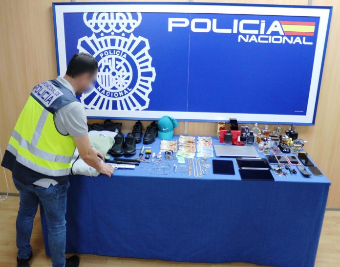 Cuatro detenidos por atracar a punta de pistola un furgón con productos de telefonía