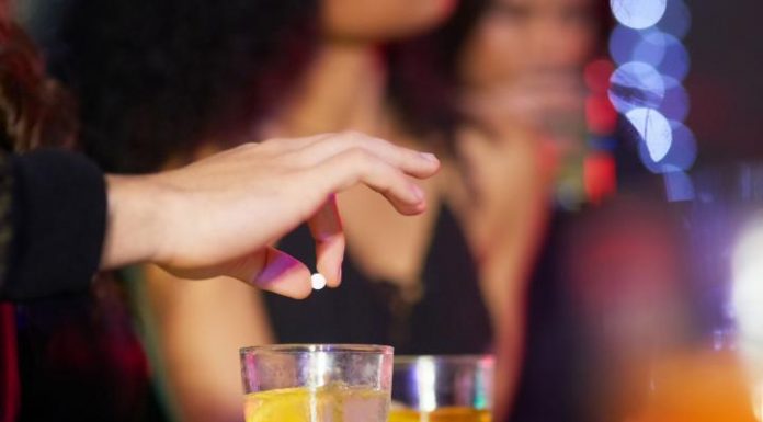 Así es Centinela, la pulsera que detecta si te han echado droga en la bebida