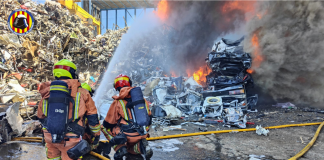 Un camión con material inflamable incendia una planta de basuras de Silla
