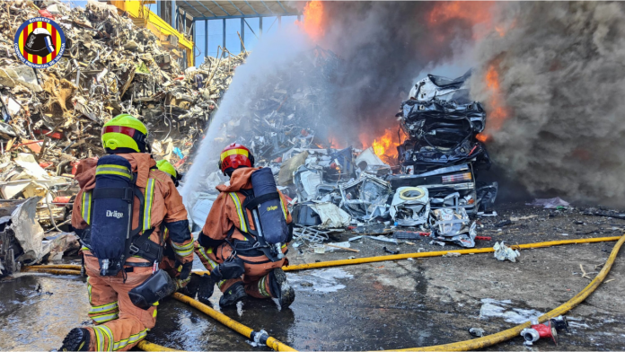 Un camión con material inflamable incendia una planta de basuras de Silla