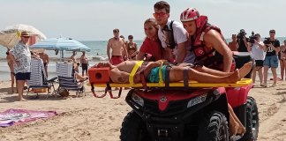 Dos bañistas rescatados en tiempo récord en la playa del Cabanyal