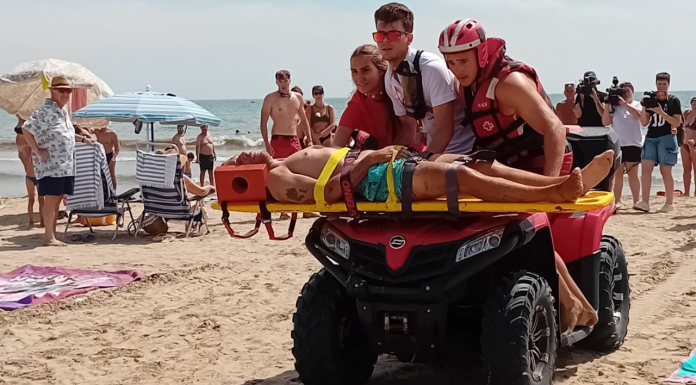 Dos bañistas rescatados en tiempo récord en la playa del Cabanyal