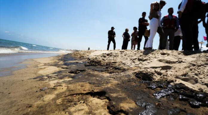 El chapapote de El Saler mantiene cerradas tres playas de Valencia El chapapote de El Saler mantiene cerradas tres playas de Valencia