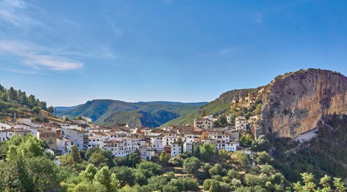 Chulilla, la ruta del charco azul y la magia de Disney
