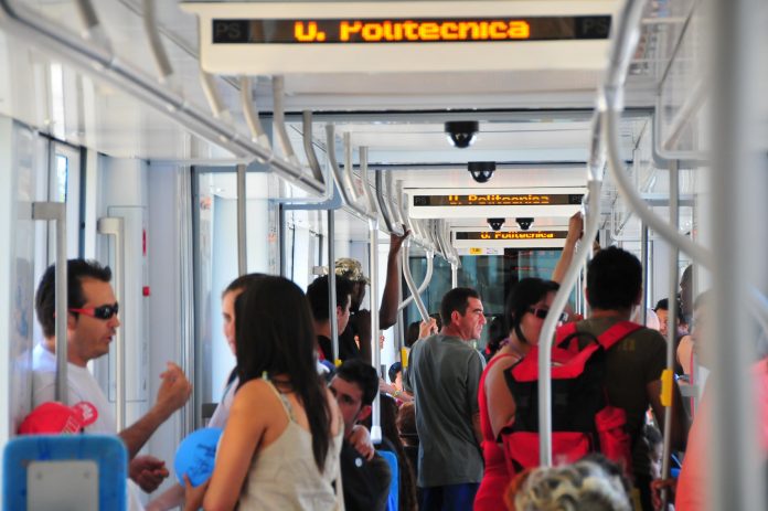 Los jóvenes valencianos seguirán viajando gratis en transporte público hasta final de año