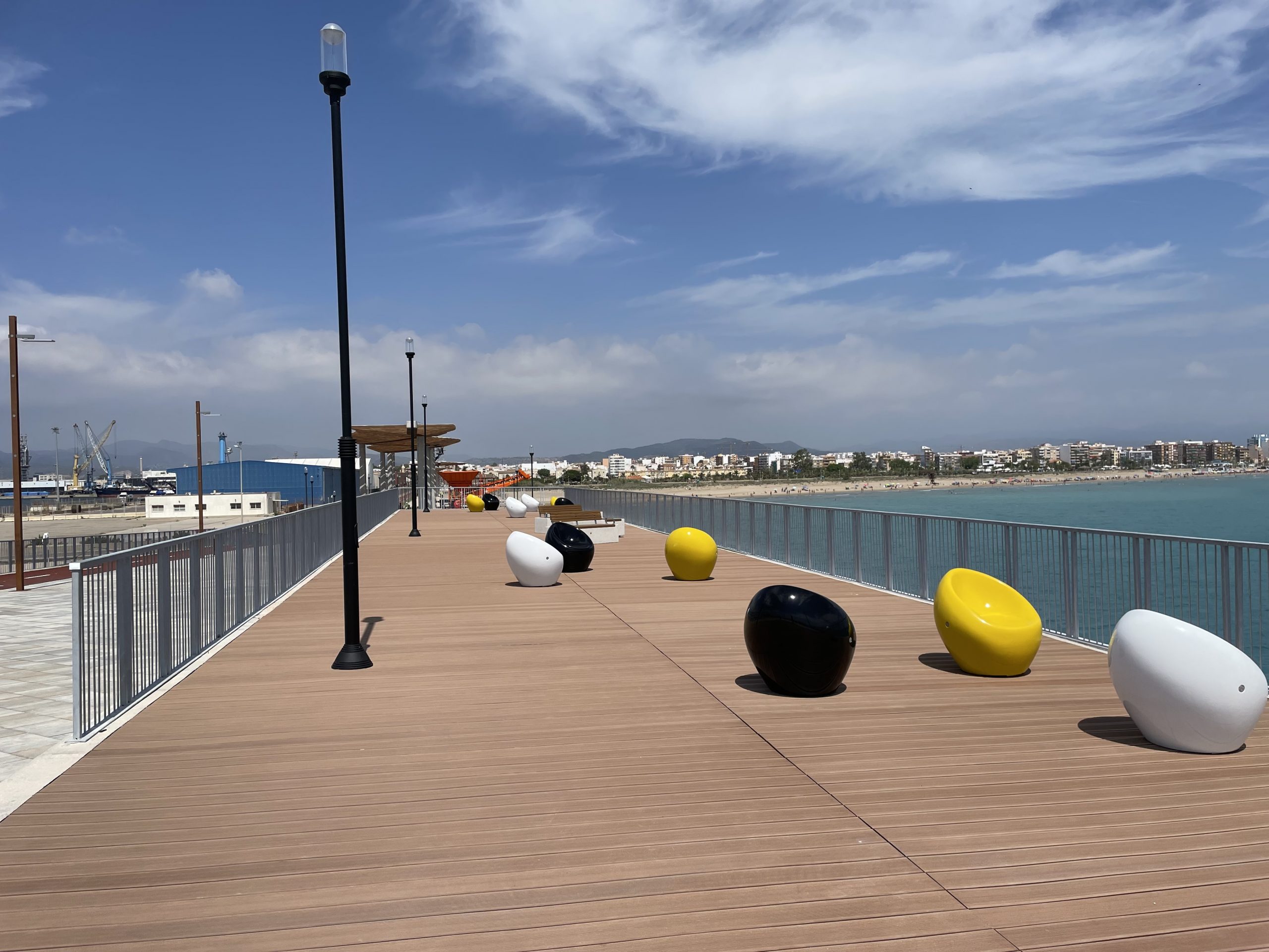 El nuevo paseo del puerto de Sagunto se abre a la ciudadanía