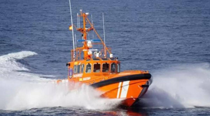 Un barco de la ruta Valencia-Mallorca con 400 pasajeros, a la deriva por un incendio Un barco de la ruta Valencia-Mallorca con 400 pasajeros, a la deriva por un incendio