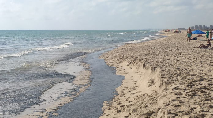 Cierran las playas del Parque Natural de la Albufera por un vertido de alquitrán