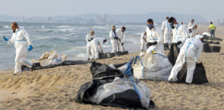 El vertido de fuel mantiene la prohibición del baño en las playas valencianas