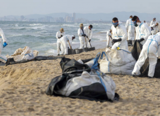 El vertido de fuel mantiene la prohibición del baño en las playas valencianas