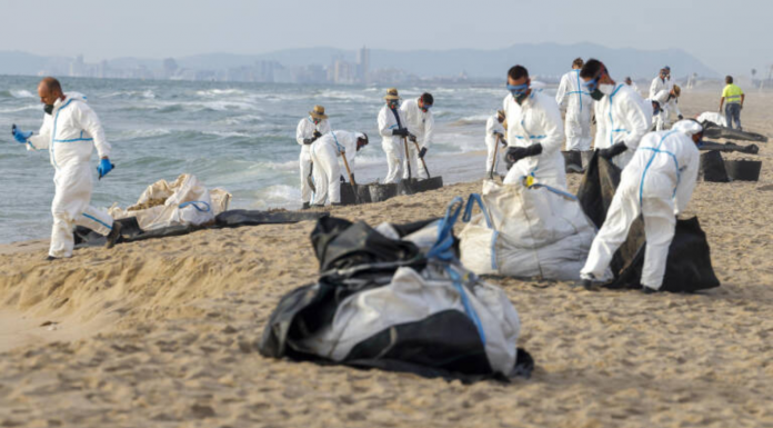 El vertido de fuel mantiene la prohibición del baño en las playas valencianas